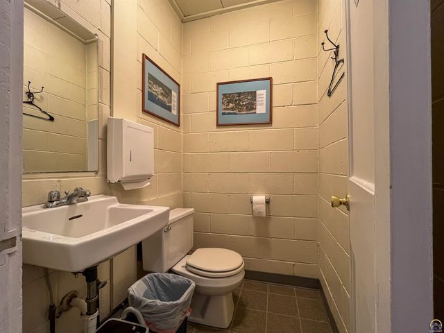 2516 SW Huntoon ST, Topeka, KS 66604