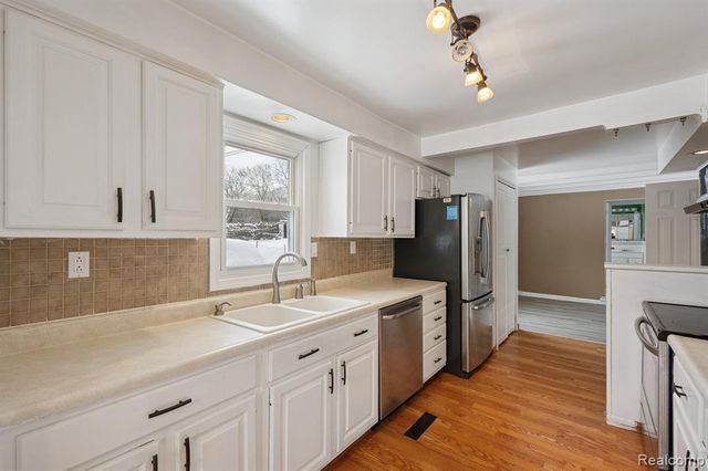 2266 Newberry Road, Waterford, MI 48329