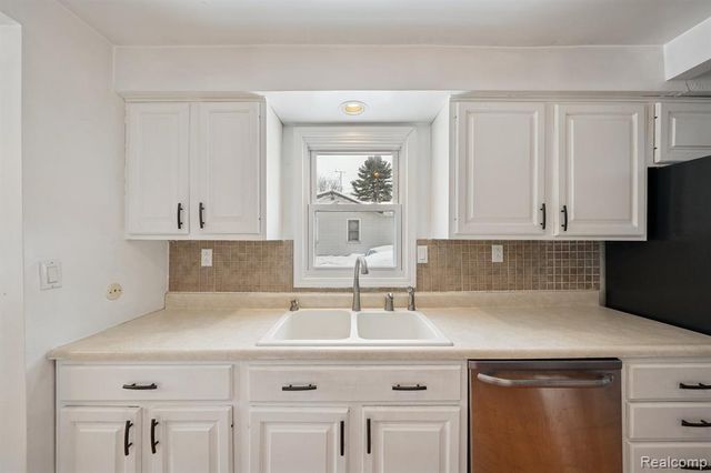 2266 Newberry Road, Waterford, MI 48329