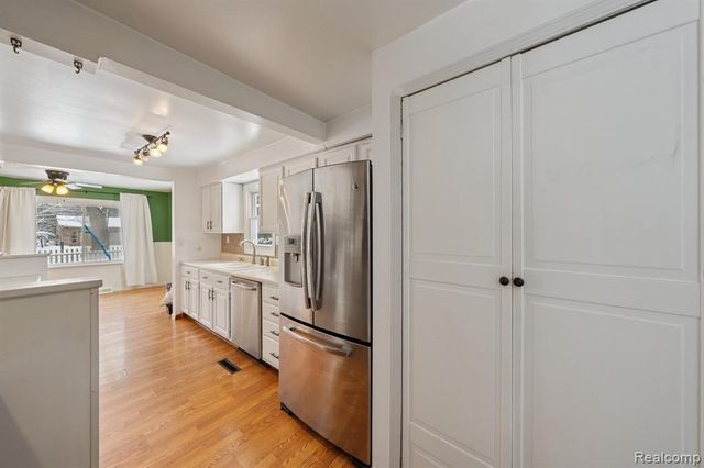 2266 Newberry Road, Waterford, MI 48329