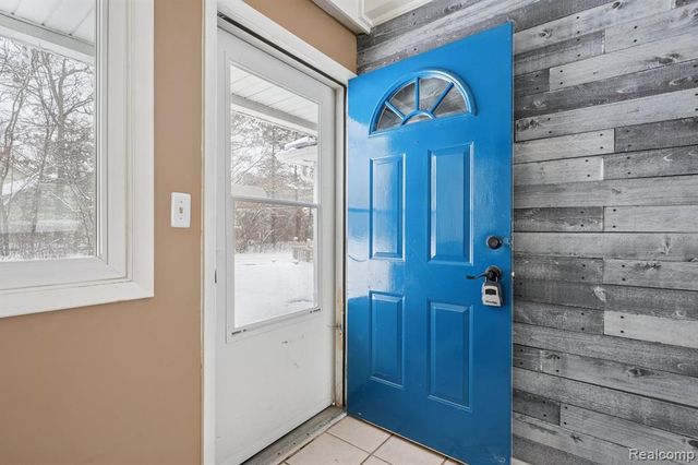 2266 Newberry Road, Waterford, MI 48329