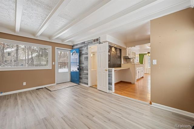 2266 Newberry Road, Waterford, MI 48329