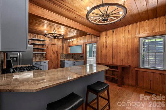 150 Indian Cave Park Road, Hendersonville, NC 28739