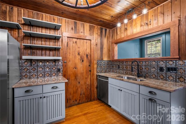 150 Indian Cave Park Road, Hendersonville, NC 28739