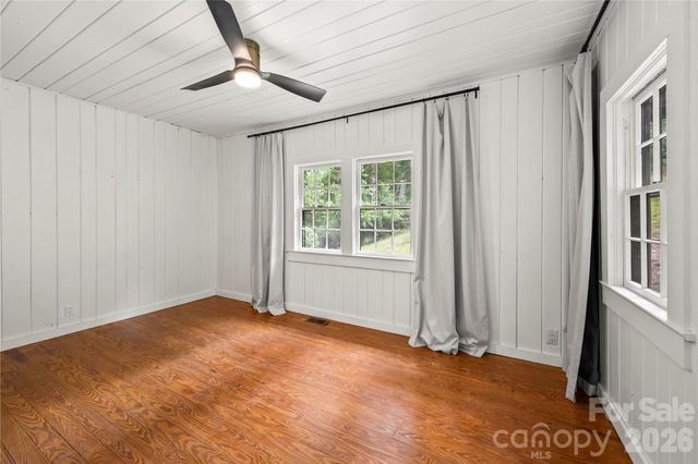 150 Indian Cave Park Road, Hendersonville, NC 28739