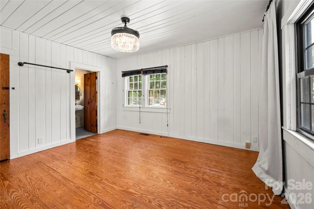 150 Indian Cave Park Road, Hendersonville, NC 28739
