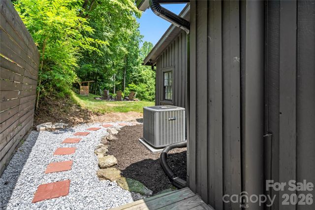 150 Indian Cave Park Road, Hendersonville, NC 28739