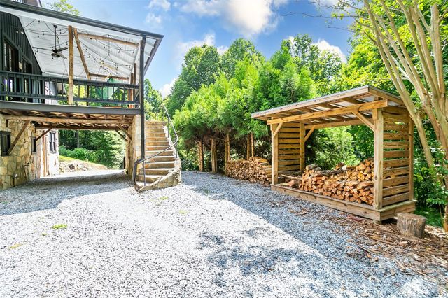 150 Indian Cave Park Road, Hendersonville, NC 28739