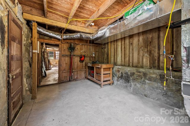150 Indian Cave Park Road, Hendersonville, NC 28739
