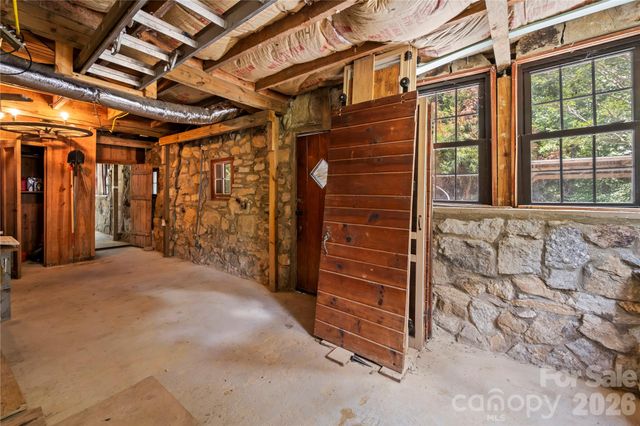 150 Indian Cave Park Road, Hendersonville, NC 28739