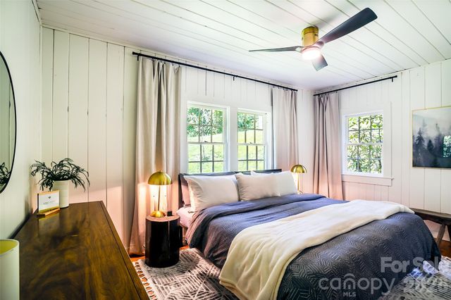 150 Indian Cave Park Road, Hendersonville, NC 28739
