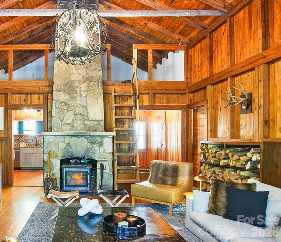 150 Indian Cave Park Road, Hendersonville, NC 28739