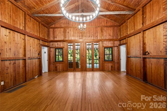 150 Indian Cave Park Road, Hendersonville, NC 28739