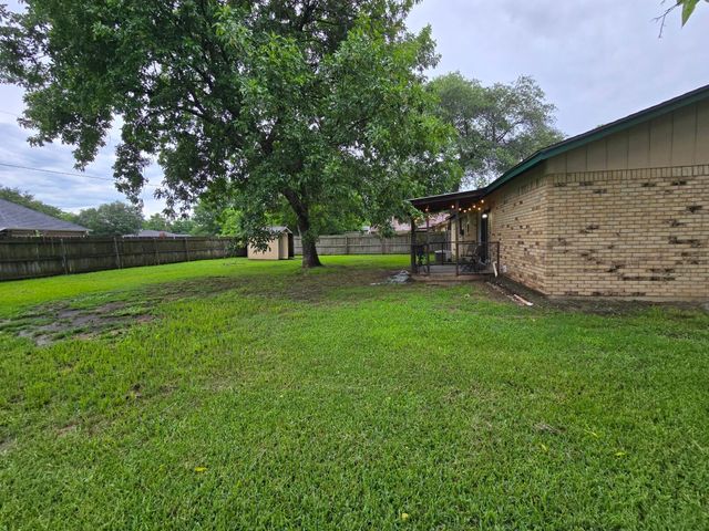 106 Mcanally Drive, Mabank, TX 75147