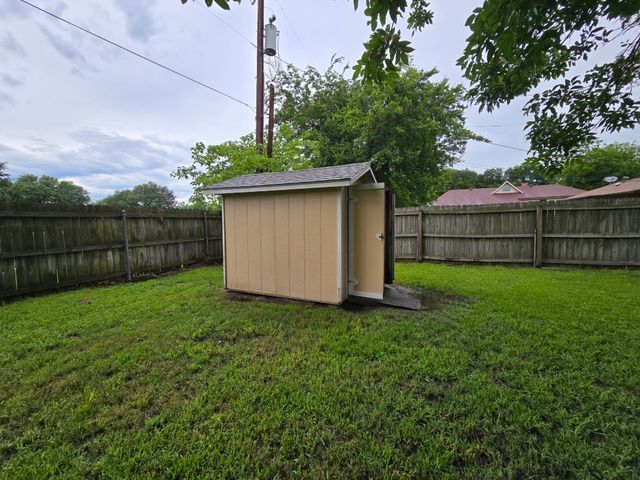 106 Mcanally Drive, Mabank, TX 75147
