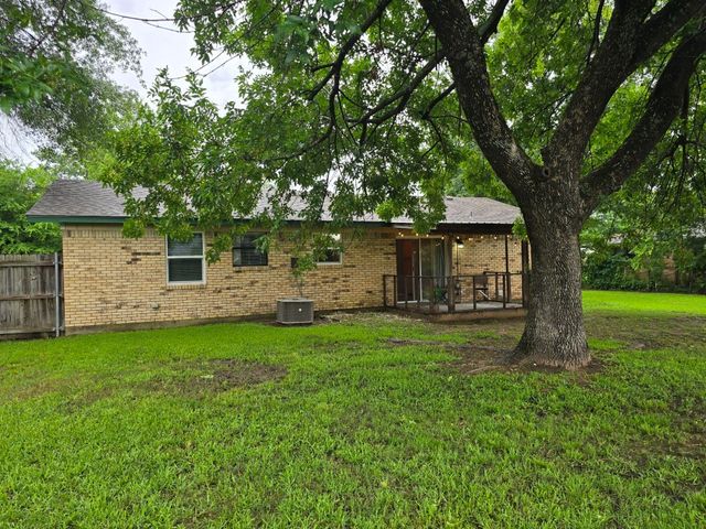 106 Mcanally Drive, Mabank, TX 75147