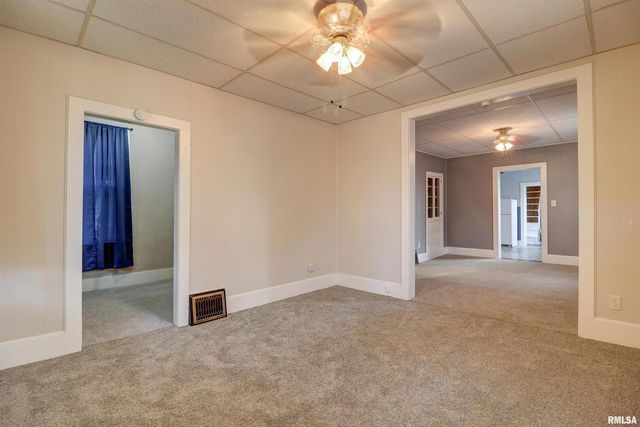 1913 PERSHING Boulevard, Clinton, IA 52732