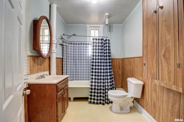 1913 PERSHING Boulevard, Clinton, IA 52732