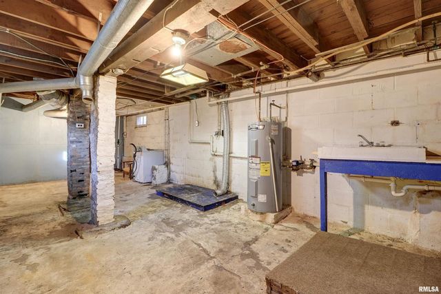 1913 PERSHING Boulevard, Clinton, IA 52732