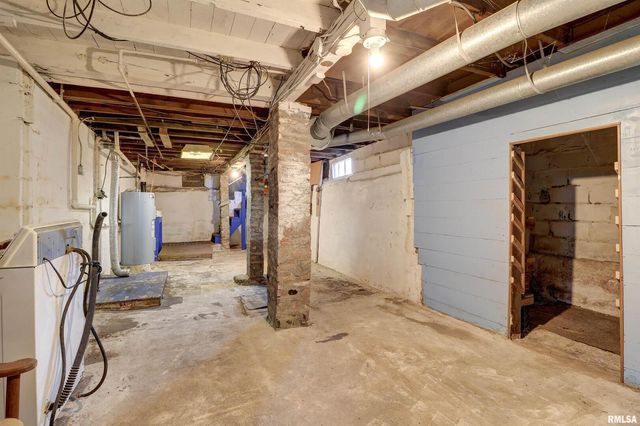 1913 PERSHING Boulevard, Clinton, IA 52732