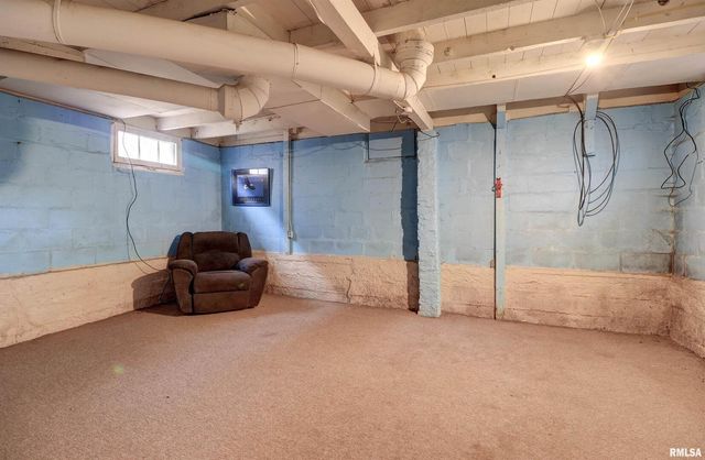 1913 PERSHING Boulevard, Clinton, IA 52732