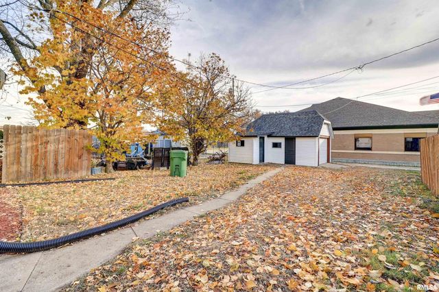 1913 PERSHING Boulevard, Clinton, IA 52732