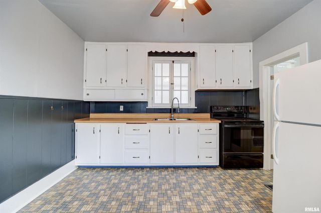 1913 PERSHING Boulevard, Clinton, IA 52732