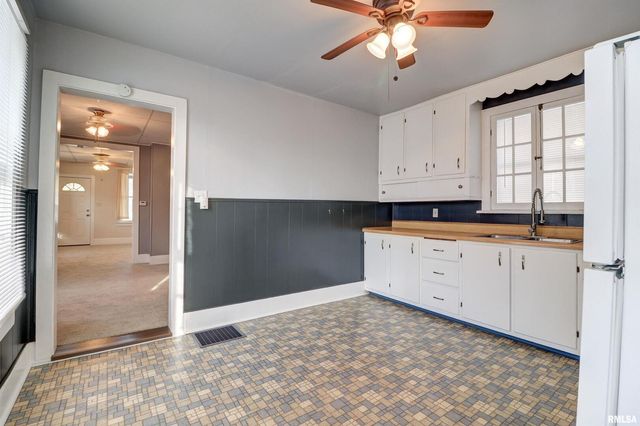 1913 PERSHING Boulevard, Clinton, IA 52732