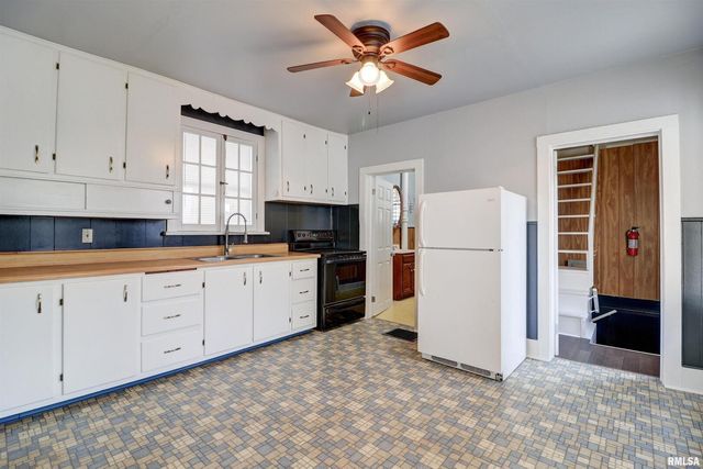 1913 PERSHING Boulevard, Clinton, IA 52732