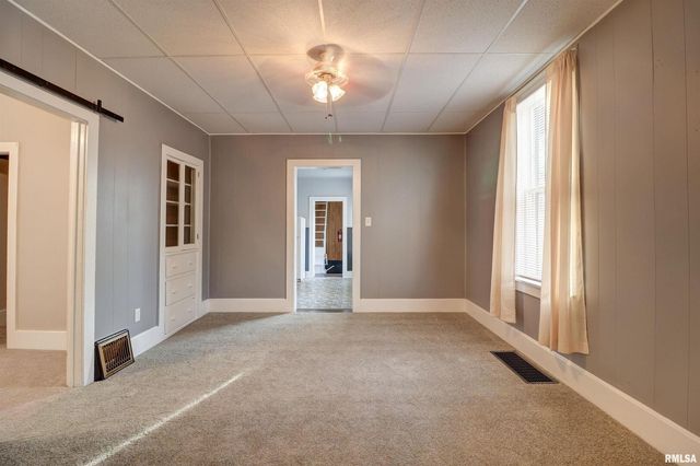 1913 PERSHING Boulevard, Clinton, IA 52732