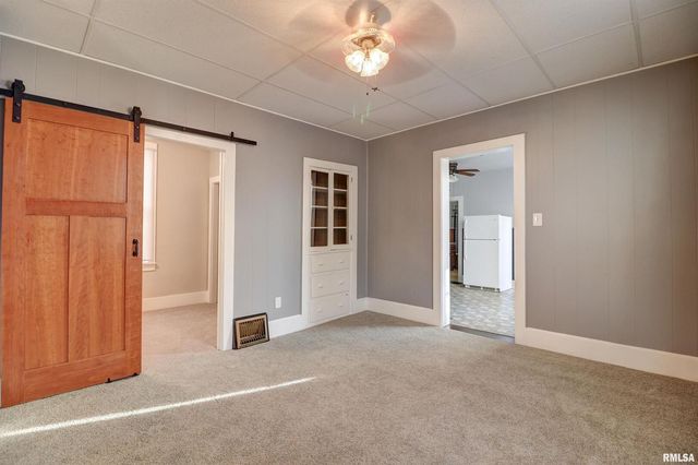 1913 PERSHING Boulevard, Clinton, IA 52732