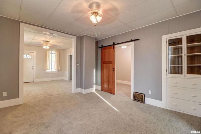 1913 PERSHING Boulevard, Clinton, IA 52732