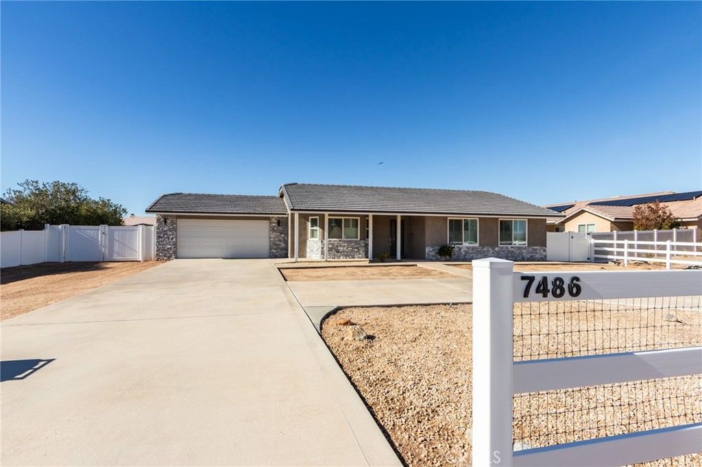 Image 5 of property listing at 7486 Langdon, Hesperia, CA 92345