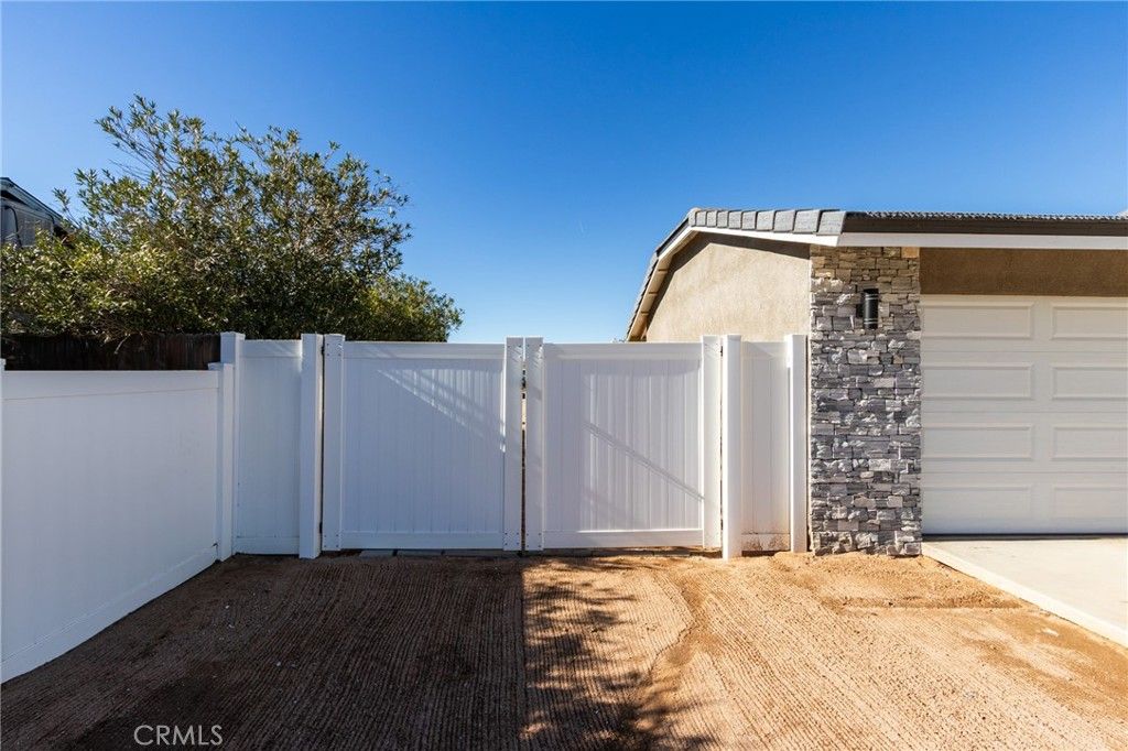 Image 9 of property listing at 7486 Langdon, Hesperia, CA 92345