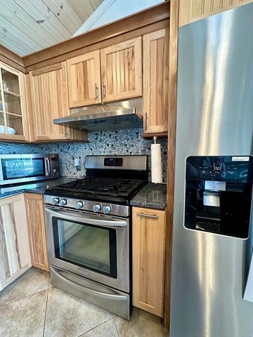 12 Ripley St, Somerset, MA 02725