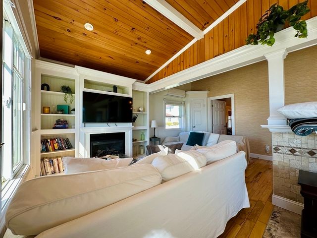 12 Ripley St, Somerset, MA 02725