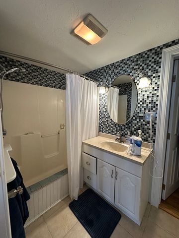 12 Ripley St, Somerset, MA 02725