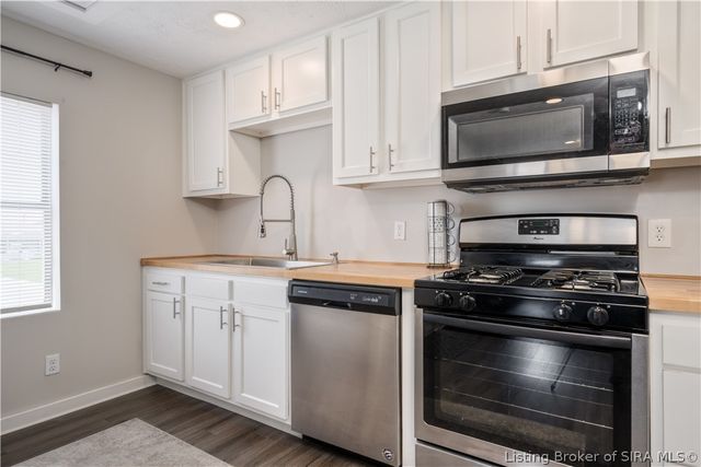801 E 10th Street, Jeffersonville, IN 47130