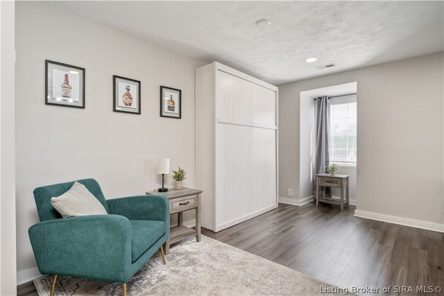 801 E 10th Street, Jeffersonville, IN 47130