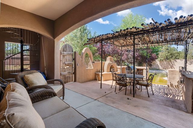 746 Chamisal Road NW, Los Ranchos, NM 87107