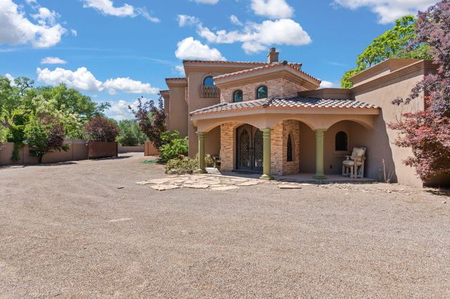 746 Chamisal Road NW, Los Ranchos, NM 87107