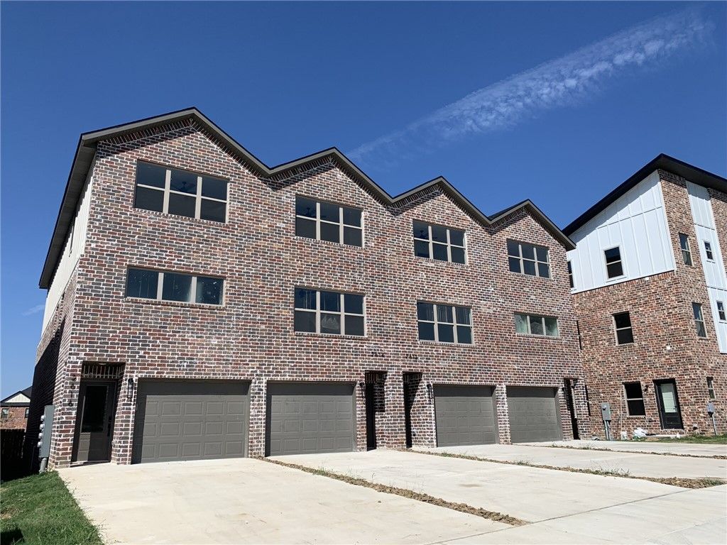 2616 SW Livingston Square, Bentonville, AR 72713