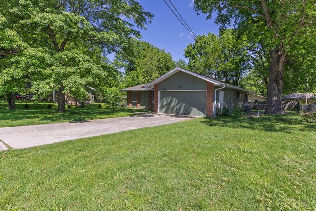 2725 E Lombard Street, Springfield, MO 65802