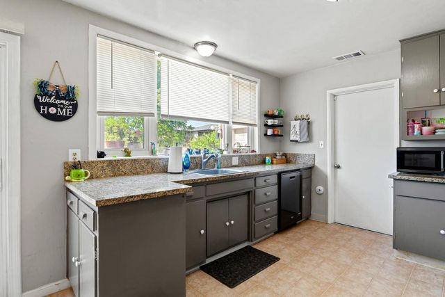 1319 W Orangeburg Ave, Modesto, CA 95350