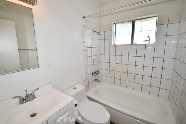 7104 san pedro, Los Angeles, CA 90003