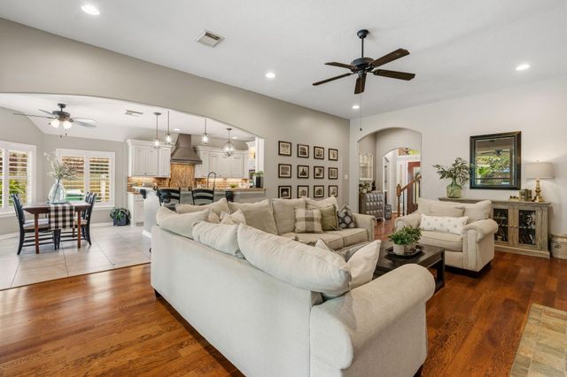 14 Taupewood Place, The Woodlands, TX 77384