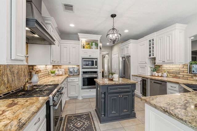 14 Taupewood Place, The Woodlands, TX 77384