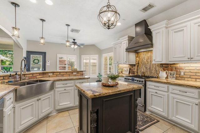 14 Taupewood Place, The Woodlands, TX 77384