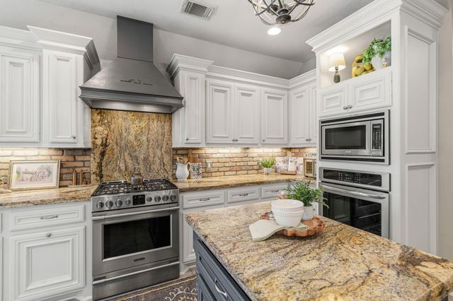 14 Taupewood Place, The Woodlands, TX 77384