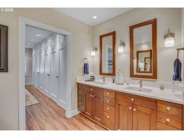 5615 Se SCENIC Ln 201, Vancouver, WA 98661